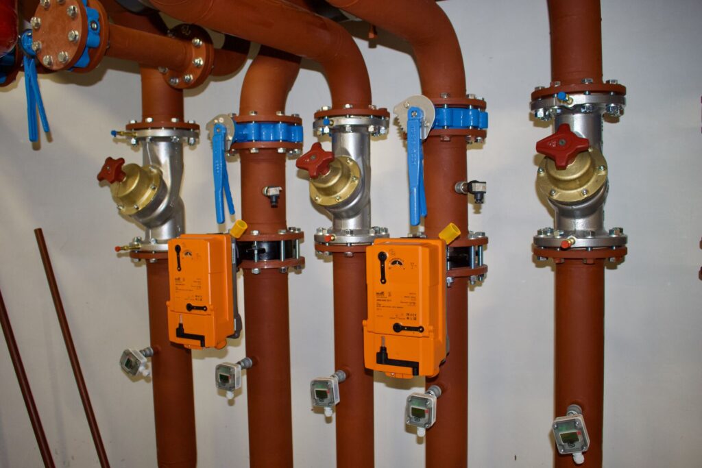 Technische ruimte met leidingen en appendages