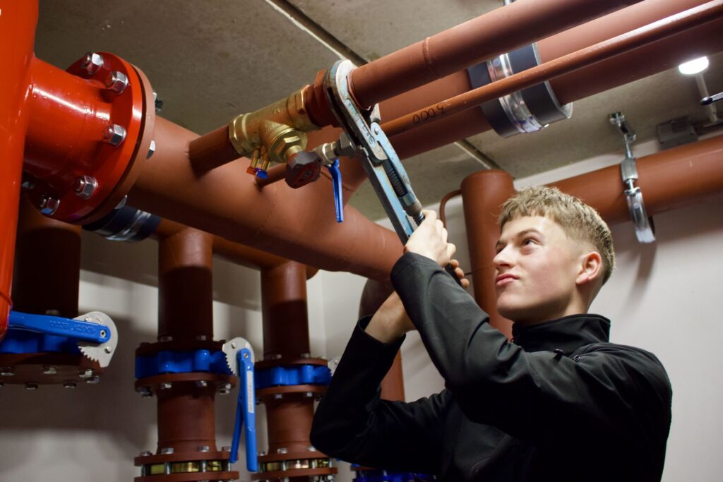 Jonge monteur van Delta T aan het werk